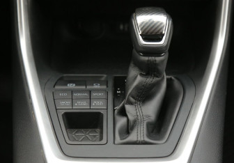 Подержанный автомобиль Toyota RAV4 2020 года (15 фото)