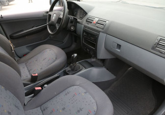 Подержанный автомобиль Skoda Fabia Wagon 2002 года (9 фото)