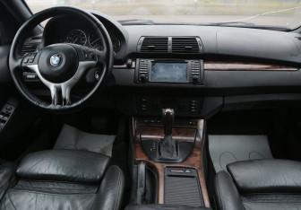 Подержанный автомобиль BMW X5 2003 года (12 фото)