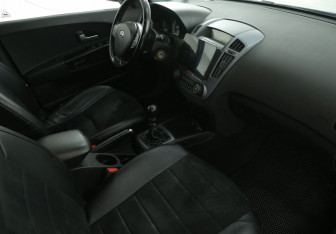 Подержанный автомобиль Kia Ceed Wagon 2008 года (9 фото)