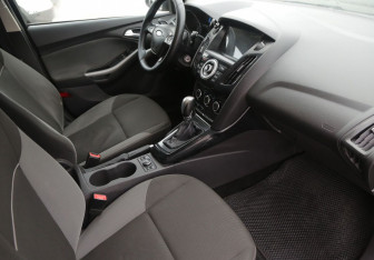 Подержанный автомобиль Ford Focus Hatchback 2011 года (9 фото)