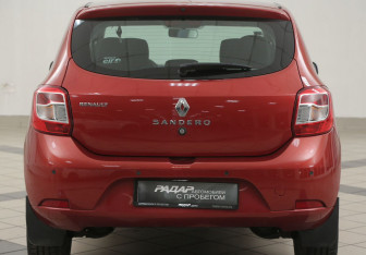 Подержанный автомобиль Renault Sandero 2015 года (3 фото)