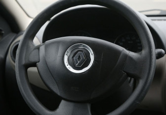 Подержанный автомобиль Renault Logan Sedan 2011 года (16 фото)