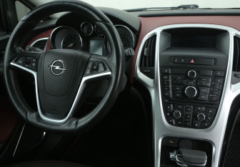 Подержанный автомобиль Opel Astra Hatchback 2012 года (13 фото)