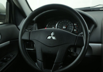 Подержанный автомобиль Mitsubishi Galant Sedan 2006 года (16 фото)