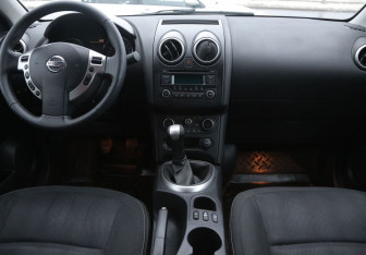 Подержанный автомобиль Nissan Qashqai 2012 года (12 фото)