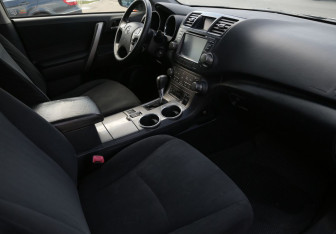 Подержанный автомобиль Toyota Highlander 2012 года (9 фото)