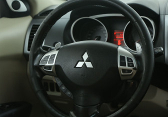 Подержанный автомобиль Mitsubishi Outlander 2008 года (16 фото)
