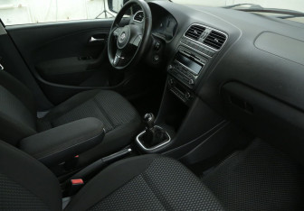 Подержанный автомобиль Volkswagen Polo Sedan 2012 года (9 фото)