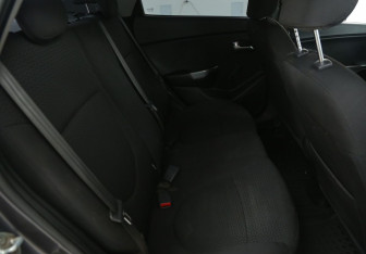 Подержанный автомобиль Kia Rio Sedan 2012 года (11 фото)