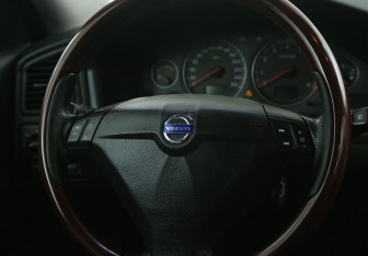 Подержанный автомобиль Volvo S60 2005 года (18 фото)