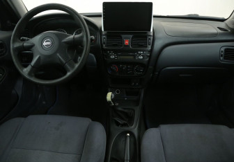 Подержанный автомобиль Nissan Almera Hatchback 2004 года (12 фото)