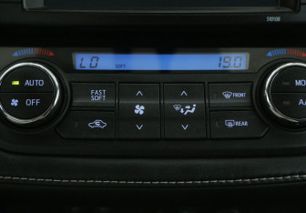 Подержанный автомобиль Toyota RAV4 2018 года (19 фото)