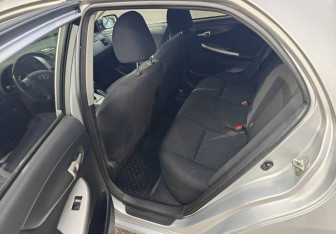 Подержанный автомобиль Toyota Corolla Sedan 2006 года (12 фото)