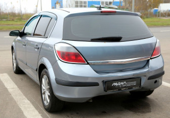 Подержанный автомобиль Opel Astra Hatchback 2005 года (4 фото)