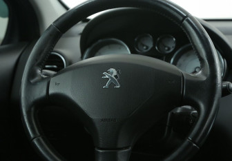 Подержанный автомобиль Peugeot 408 2013 года (16 фото)