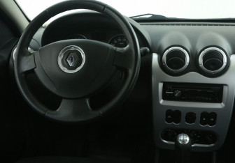 Подержанный автомобиль Renault Sandero 2013 года (14 фото)