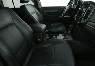 Подержанный автомобиль Mitsubishi Pajero 2014 года (10 фото)