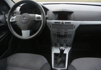 Подержанный автомобиль Opel Astra Sedan 2012 года (12 фото)