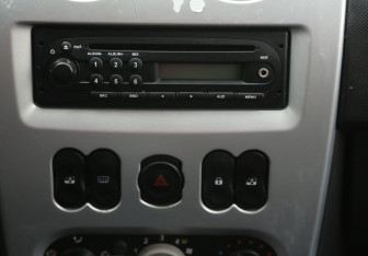 Подержанный автомобиль Renault Sandero 2011 года (13 фото)