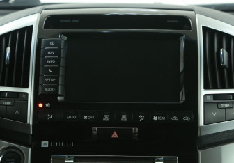 Подержанный автомобиль Toyota Land Cruiser Suv 2013 года (13 фото)