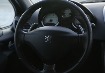 Подержанный автомобиль Peugeot 207 Hatchback 2010 года (14 фото)