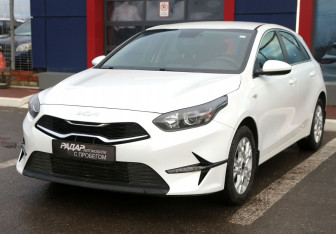 Подержанный автомобиль Kia Ceed Hatchback 2022 года (3 фото)