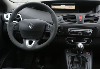 Подержанный автомобиль Renault Scenic 2010 года (14 фото)
