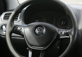 Подержанный автомобиль Volkswagen Polo Sedan 2017 года (16 фото)