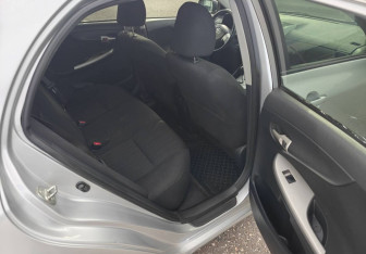 Подержанный автомобиль Toyota Corolla Sedan 2006 года (10 фото)