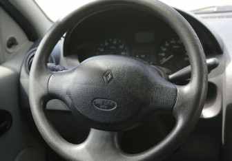Подержанный автомобиль Renault Logan Sedan 2006 года (16 фото)