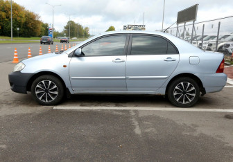 Подержанный автомобиль Toyota Corolla Sedan 2004 года (8 фото)