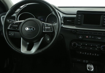 Подержанный автомобиль Kia Ceed Hatchback 2018 года (14 фото)