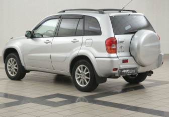 Подержанный автомобиль Toyota RAV4 2004 года (2 фото)