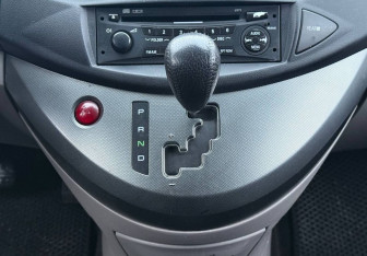 Подержанный автомобиль Mitsubishi Grandis 2006 года (12 фото)