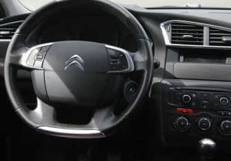 Подержанный автомобиль Citroen C4 Hatchback 2011 года (14 фото)