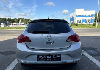 Подержанный автомобиль Opel Astra Hatchback 2012 года (9 фото)
