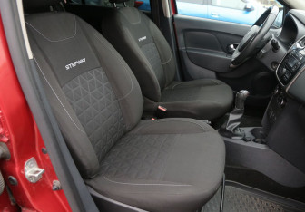 Подержанный автомобиль Renault Sandero 2017 года (10 фото)