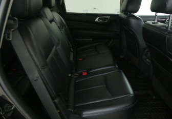 Подержанный автомобиль Nissan Pathfinder 2014 года (11 фото)