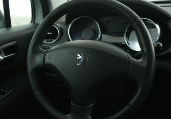 Подержанный автомобиль Peugeot 3008 2011 года (16 фото)