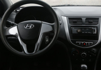 Подержанный автомобиль Hyundai Solaris Sedan 2012 года (14 фото)