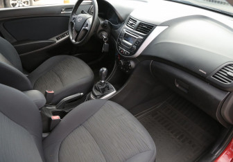 Подержанный автомобиль Hyundai Solaris Hatchback 2015 года (9 фото)