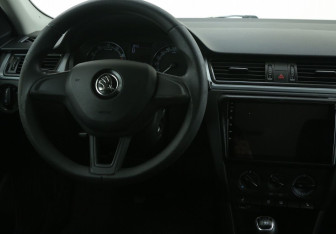 Подержанный автомобиль Skoda Rapid Liftback 2018 года (14 фото)