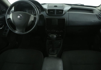 Подержанный автомобиль Nissan Terrano 2015 года (12 фото)