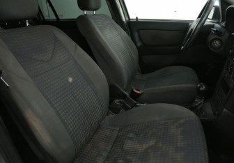 Подержанный автомобиль Opel Astra Sedan 2002 года (10 фото)