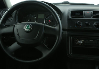 Подержанный автомобиль Skoda Fabia Hatchback 2011 года (14 фото)