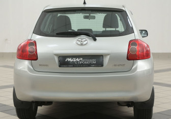 Подержанный автомобиль Toyota Auris Hatchback 2008 года (3 фото)