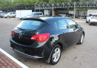 Подержанный автомобиль Opel Astra Hatchback 2012 года (7 фото)