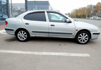 Подержанный автомобиль Renault Megane Sedan 2001 года (7 фото)