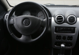 Подержанный автомобиль Renault Sandero 2012 года (14 фото)